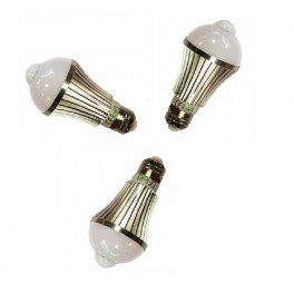 Lot de 3 Ampoules spot à Leds à détecteur de mouvement intégré 230 Volts culot E27 éclairage blanc Lot de 3 Ampoules spot à Leds à détecteur de mouvement intégré 230 Volts culot E27 éclairage blanc